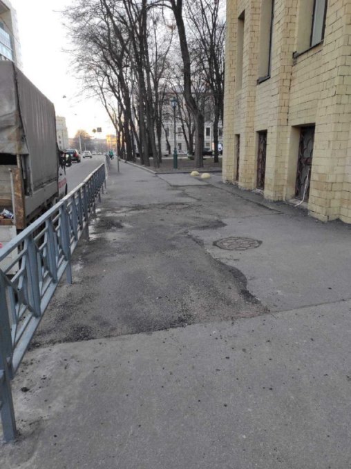 Бригади Шляхрембуду відновили асфальтобетонне покриття у місцях розриттів інженерними службами міста